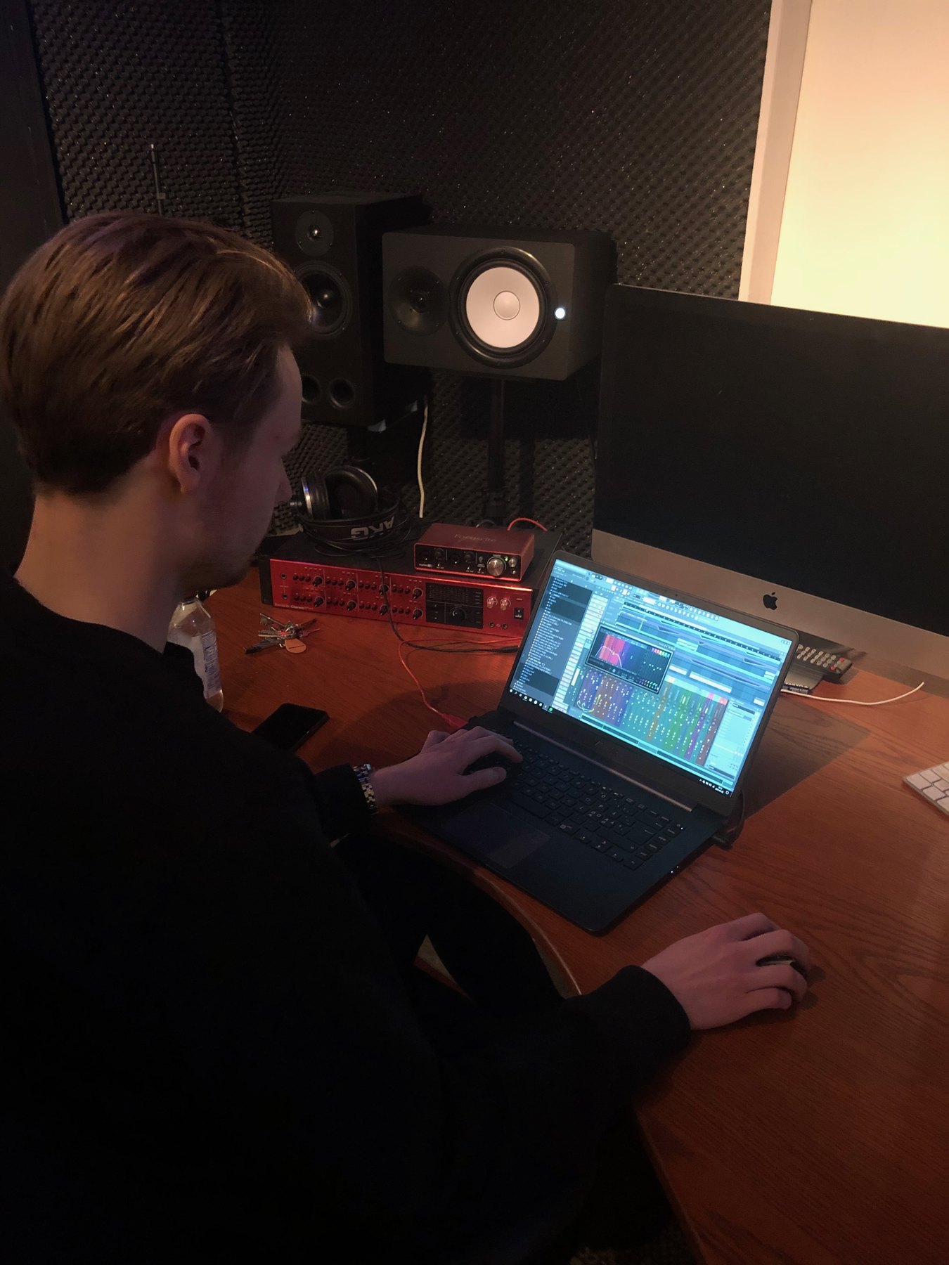 Studio and laptop analysis context from music archive